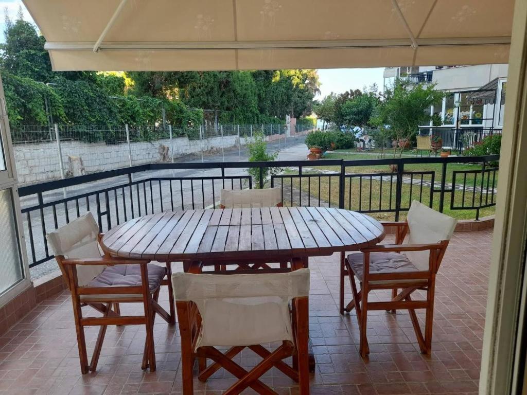 A balcony or terrace at Nia's apartment by the sea