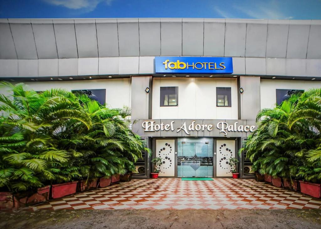 um edifício com uma porta e uma placa que lê hotel um vendedor de folclore em Hotel Adore Palace - Near Mumbai Airport & Visa Consulate em Mumbai