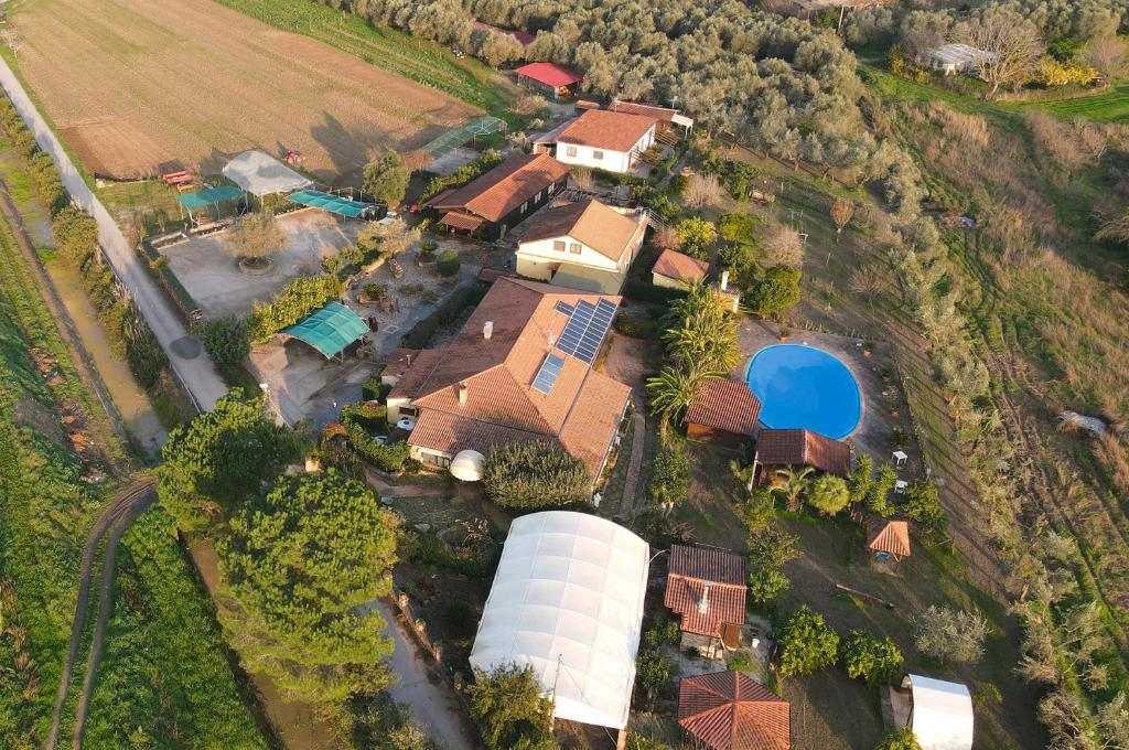 eine Luftansicht eines Hauses mit einem Bauernhof in der Unterkunft Agriturismo La Fattoria in Ascea