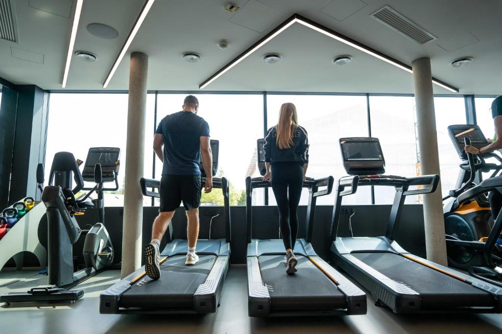 Fitness centrum a/nebo fitness zařízení v ubytování GREFIS Hotel