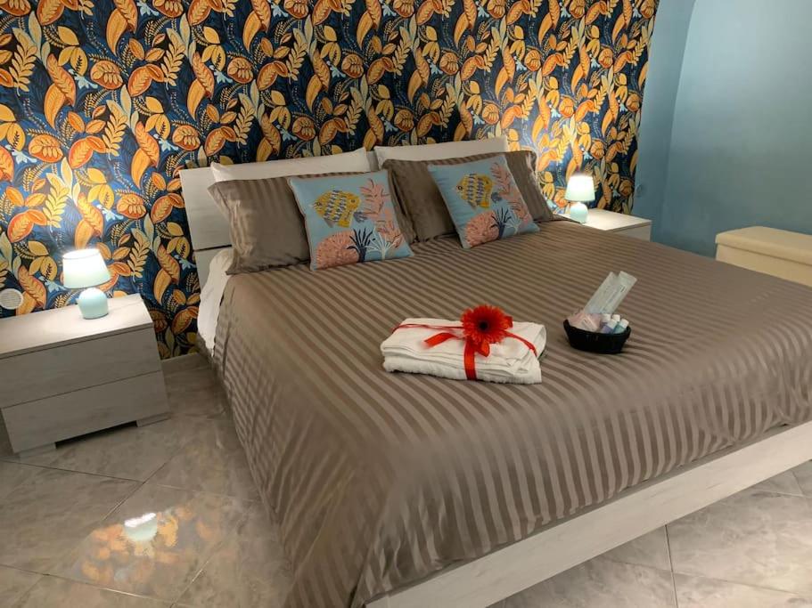 een slaapkamer met een bed met een rode strik erop bij Casa - Torre dell'Orologio in Canosa di Puglia