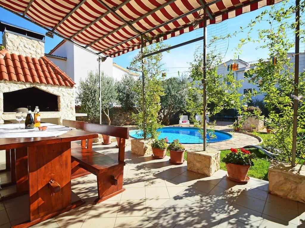 Bazén v ubytovaní Three Apartment Complex With Pool alebo v jeho blízkosti