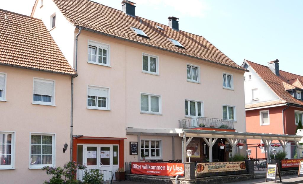 ein Gebäude mit einem Restaurant davor in der Unterkunft Gasthaus & Pension Lisas-Welt in Wüstensachsen