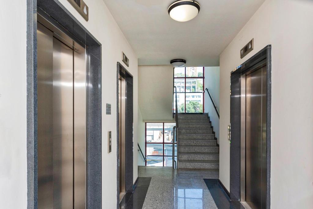 een hal met deuren en trappen in een huis bij Le Chicche del Porto Riviera in Genua