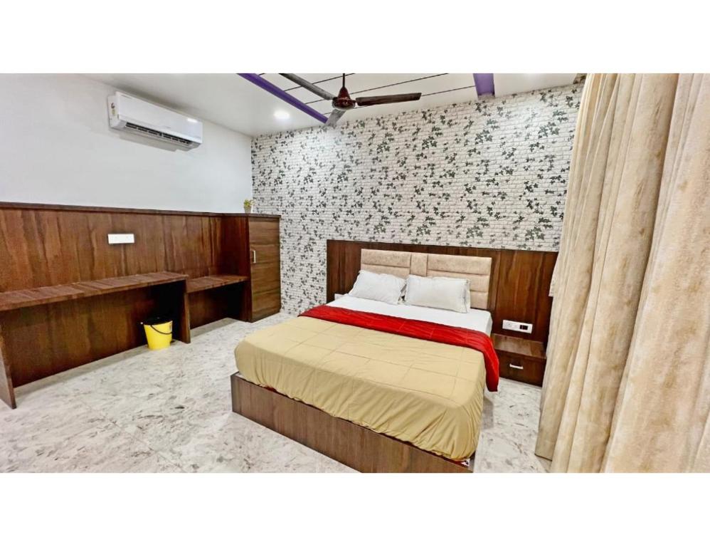 Vuode tai vuoteita majoituspaikassa Hotel Soubhagya Inn, Silvassa