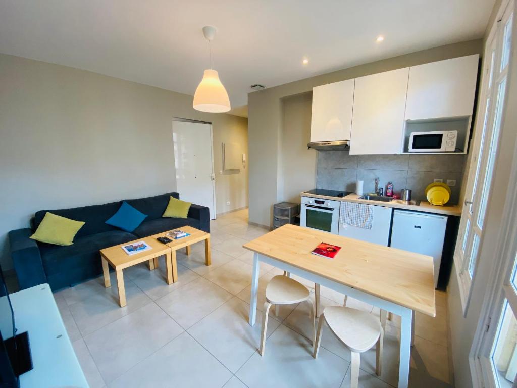 une cuisine et un salon avec une table et un canapé dans l'établissement Le Delfino PORT DE NICE, à Nice