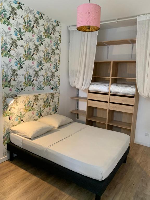 1 dormitorio pequeño con 1 cama y literas en Marseille LOFT 50m2 au cœur du Cours Julien en Marsella