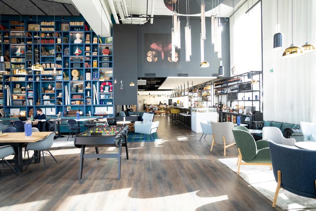 un ristorante con tavoli, sedie e librerie di ibis Styles Saint Nazaire Centre Gare a Saint-Nazaire