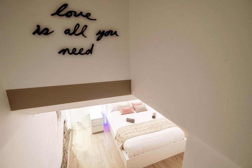 Un dormitorio con una cama y una señal que diga amor es todo lo que necesitas en Lake Como Love- by MyHomeInComo, en Como