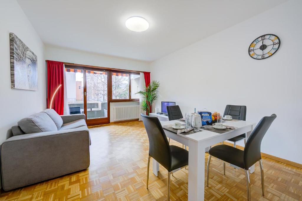 sala de estar con mesa y sofá en Top Of The Spots - Happy Rentals en Lugano