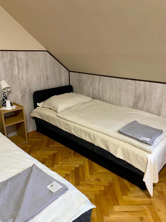 Postel nebo postele na pokoji v ubytování Muskátli Panzió és Étterem