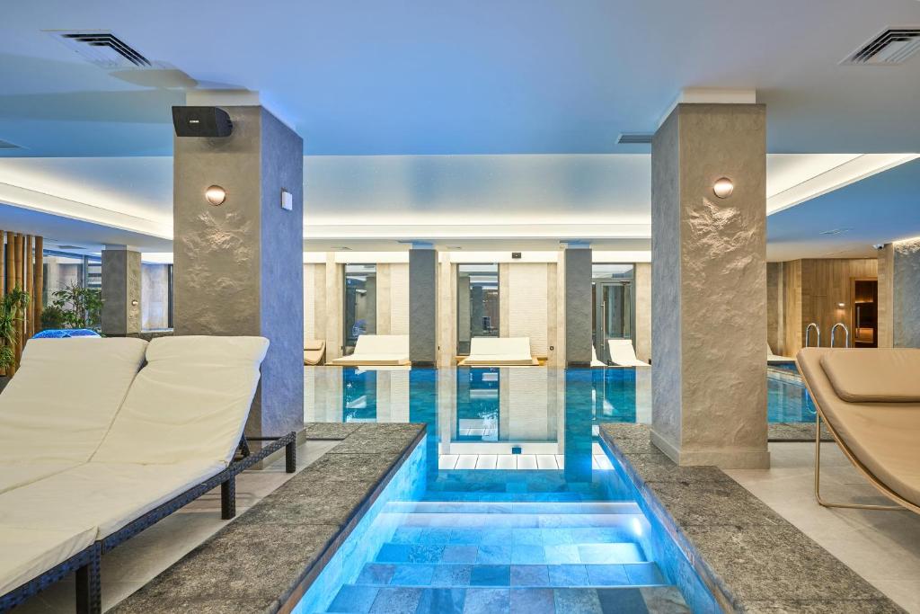 Bazén v ubytování Fomich Residence nebo v jeho okolí
