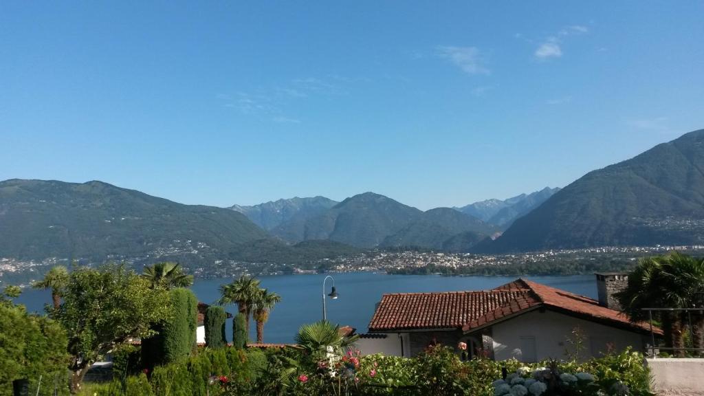 San NazzaroにあるCasa Esmeraldaの山々を背景にした湖の景色