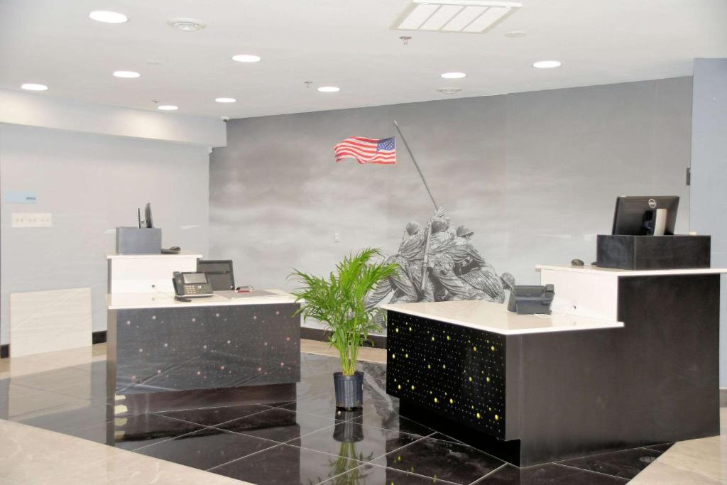 een kantoor met een Amerikaanse vlag aan een muur bij Clarion Pointe Jacksonville near Camp Lejeune in Jacksonville