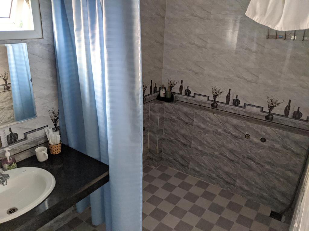 Phòng 4 người nhìn ra vườn