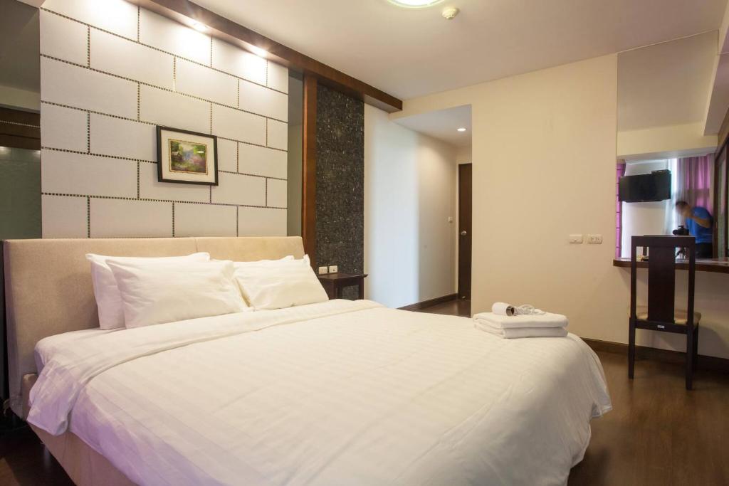 a bedroom with a large bed with white sheets and pillows at 6c-cozy 25brs3bath In Bkk Downtown Btsmrtboat in Makkasan