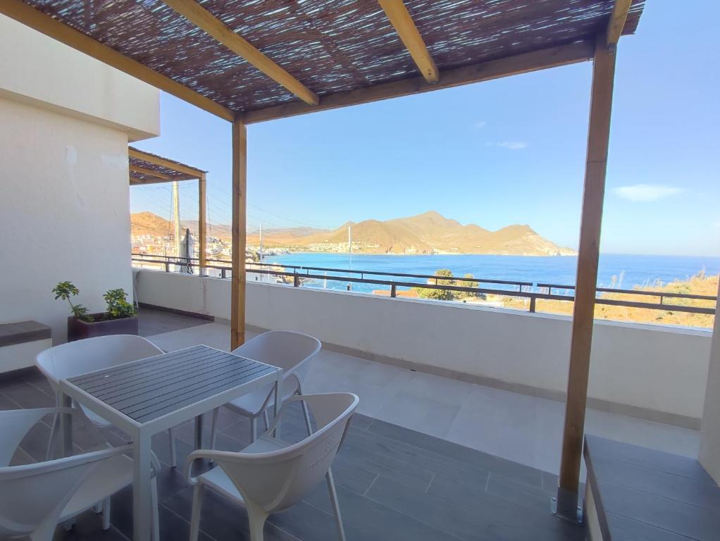 サン・ホセにあるEL FARO DE LOS GENOVESESのテーブルと椅子、海の景色を望むバルコニー