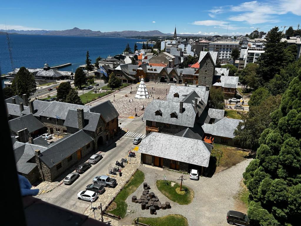 una vista aérea de una ciudad con un gran edificio en seeblickcenter en San Carlos de Bariloche