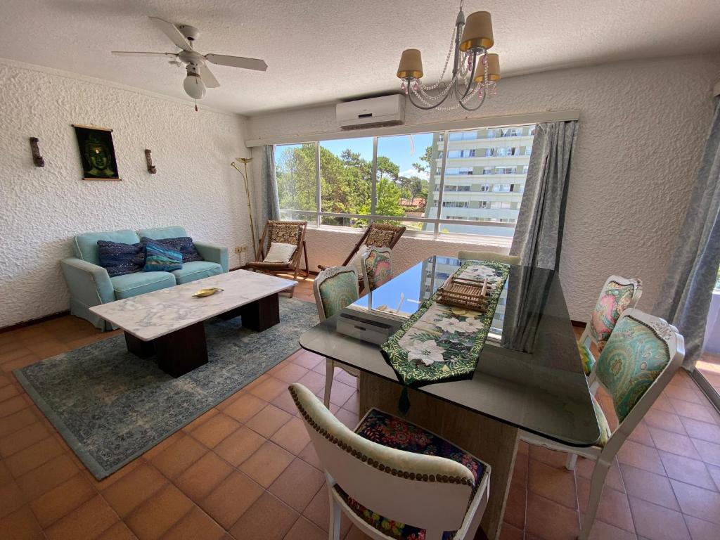 - un salon avec une table et un canapé dans l'établissement Excelente y práctico, à Punta del Este