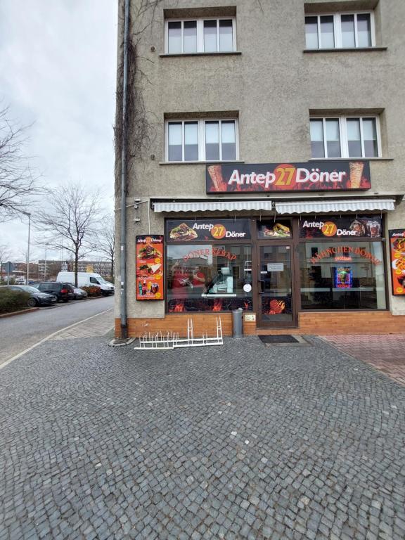 un magasin sur le côté d'une rue dans l'établissement Cottbus Çelik, à Cottbus