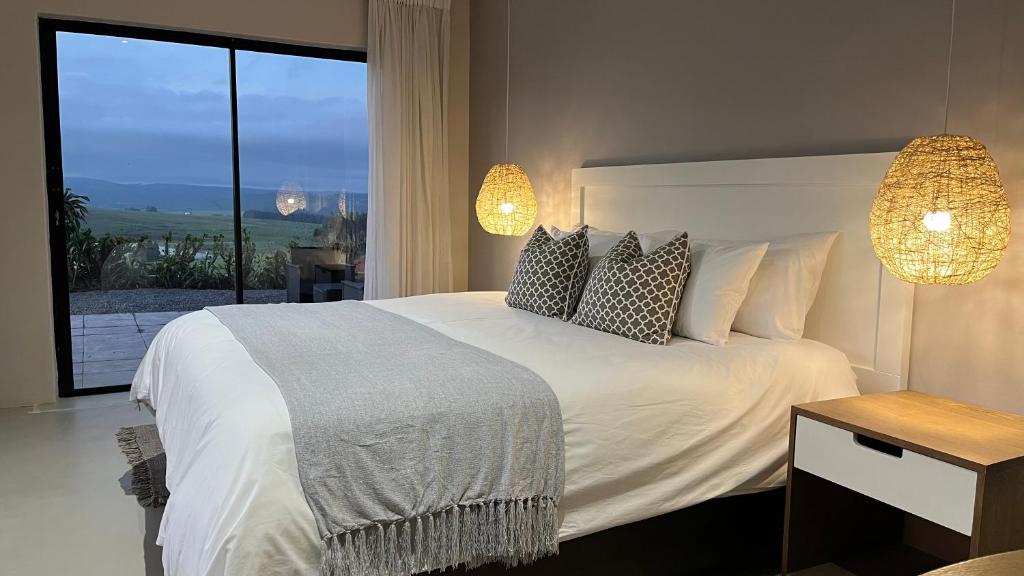Un dormitorio con una cama blanca con almohadas y una ventana en King Suite en Hilton