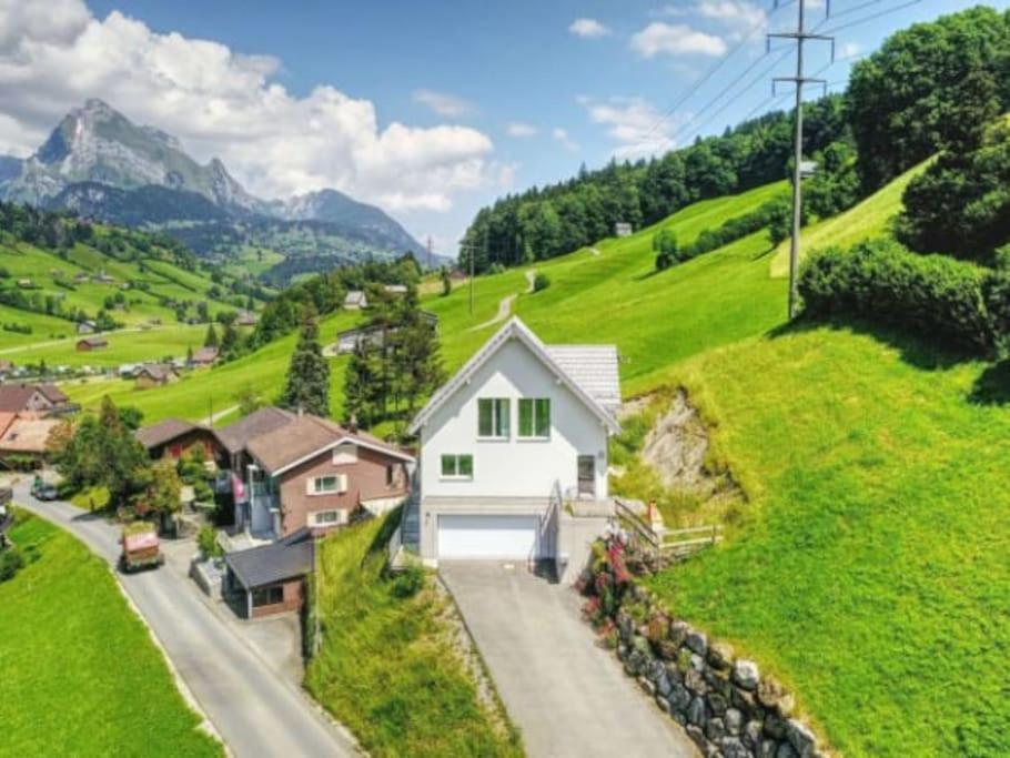 Biały dom na zboczu zielonego wzgórza w obiekcie New Chalet with breathtaking views! w mieście Alt Sankt Johann