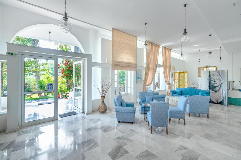 Photo de la galerie de l'établissement Arco Beach Hotel, à Agia Paraskevi