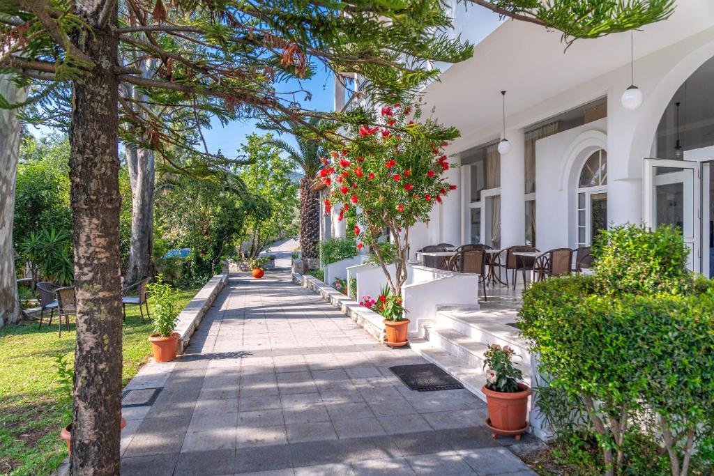 Photo de la galerie de l'établissement Arco Beach Hotel, à Agia Paraskevi