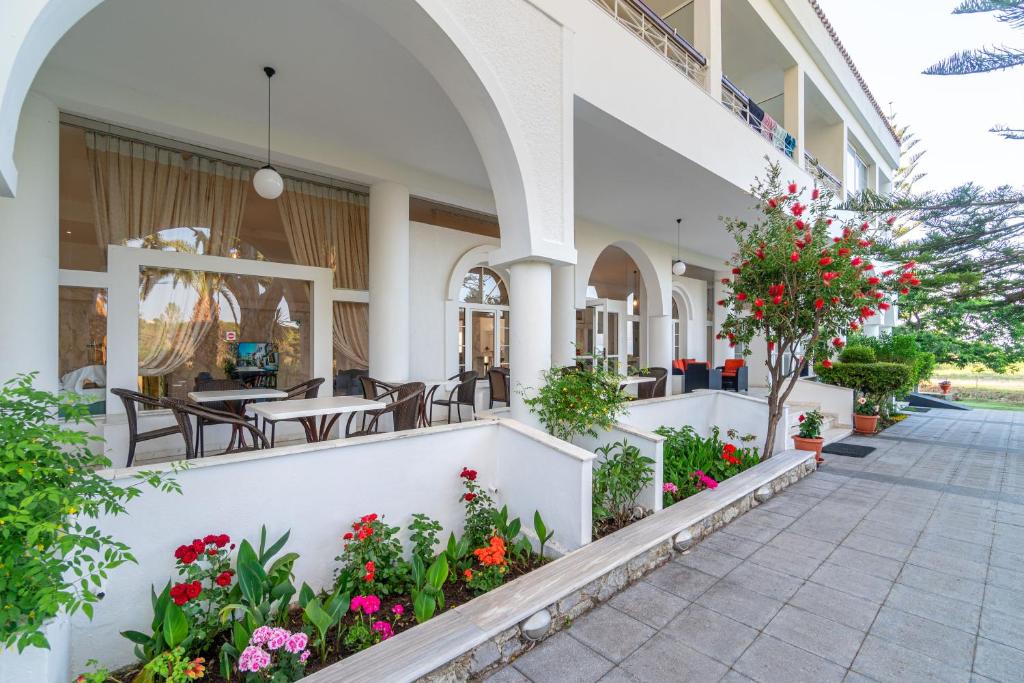 Photo de la galerie de l'établissement Arco Beach Hotel, à Agia Paraskevi