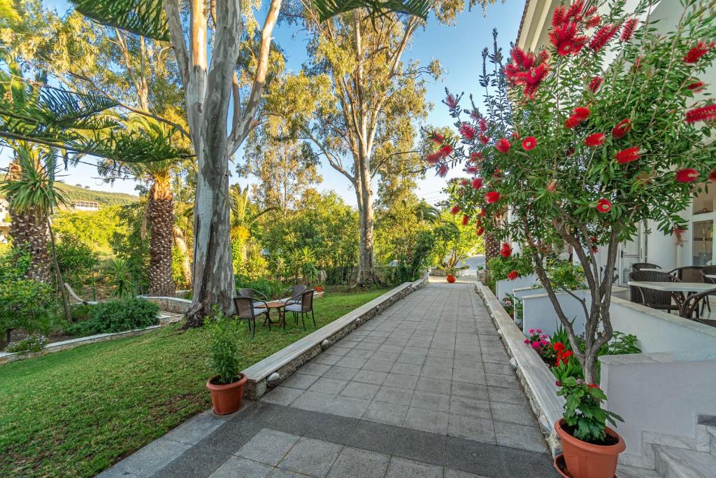 Photo de la galerie de l'établissement Arco Beach Hotel, à Agia Paraskevi