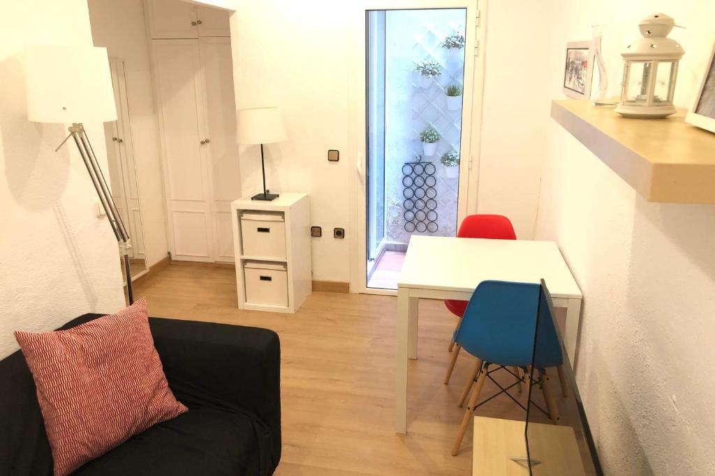 バルセロナにあるNEW! Apartment in Sarria near Metroのリビングルーム(ソファ、テーブル、椅子付)