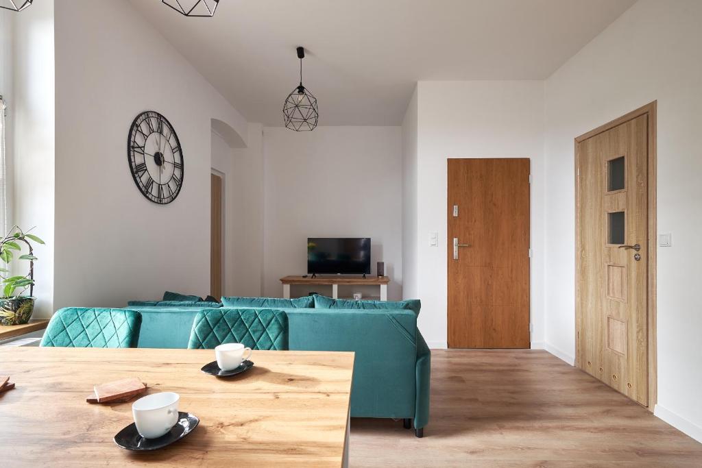 Televízia a/alebo spoločenská miestnosť v ubytovaní Apartamenty u Bratków