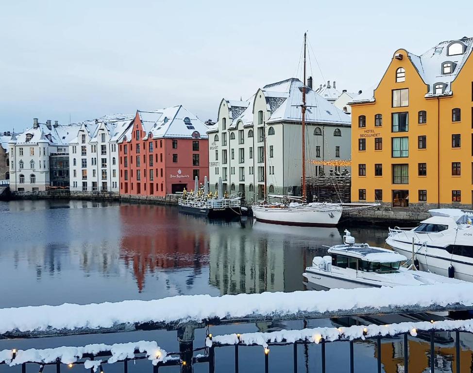 eine Stadt mit im Wasser angedockten Booten mit Gebäuden in der Unterkunft Family friendly, Free Parking, in Best Part of the City in Ålesund