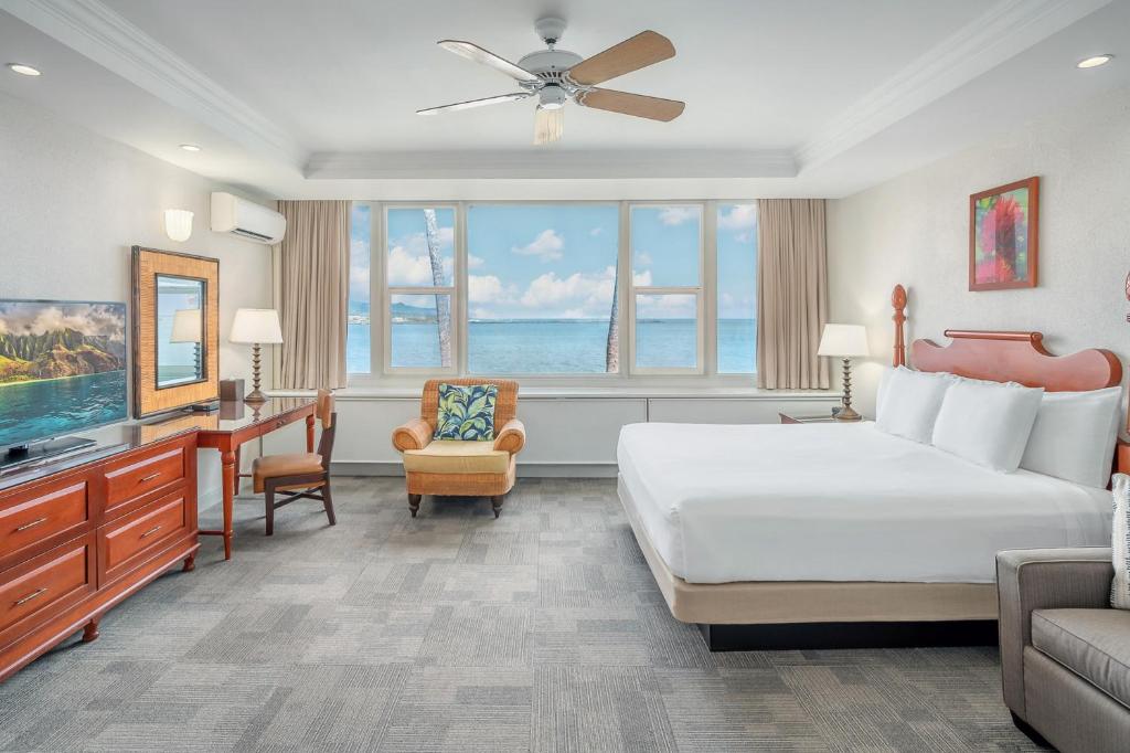 Postel nebo postele na pokoji v ubytování Maui Beach Hotel
