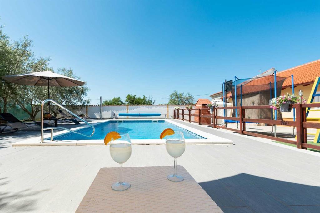 Bazén v ubytování Holiday house Vesna with pool nebo v jeho okolí