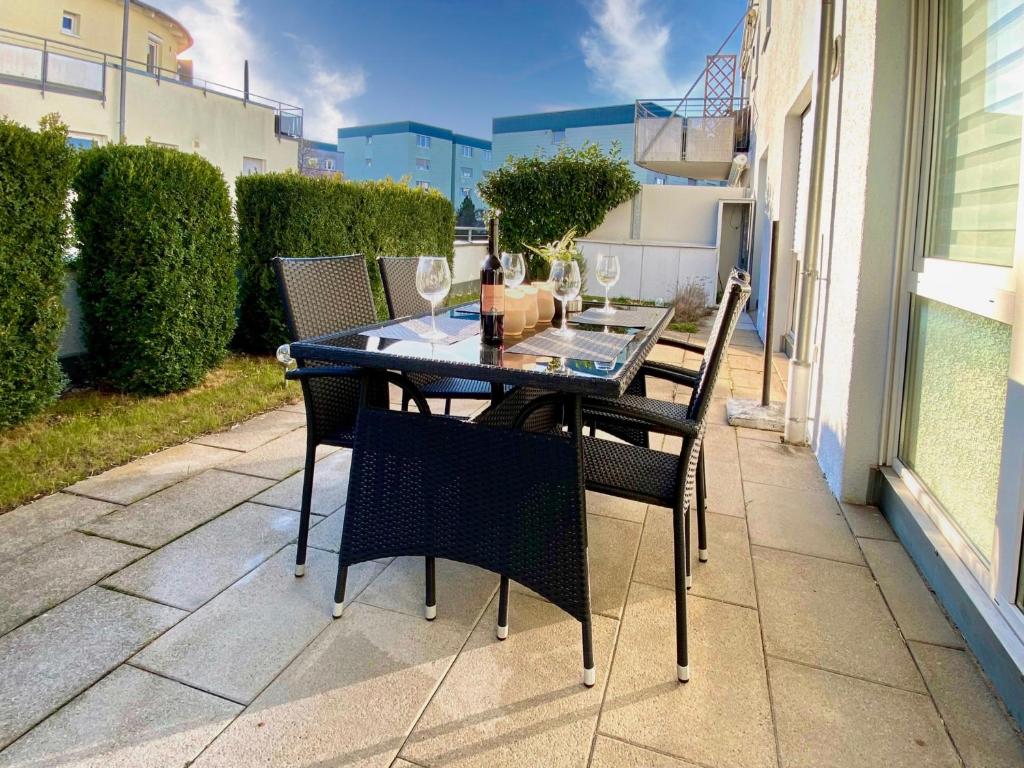 einen Tisch und Stühle auf einer Terrasse in der Unterkunft 3 Zimmer Apartment in S-Bahn Nähe, 76 qm, max 5 Pers, 30qm Dachterasse, Garage, Internet 1000 MBit in Gärtringen