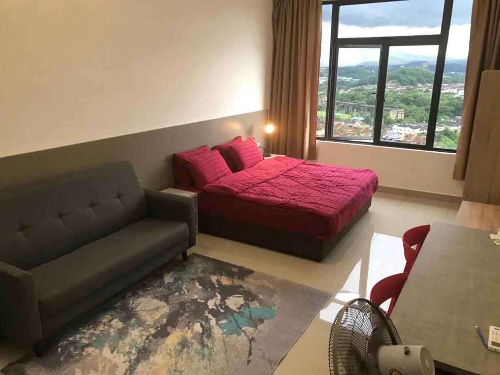 een woonkamer met een bed en een bank bij David Studio Unicity, Seremban 3 in Seremban