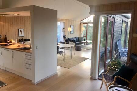 Kuchyň nebo kuchyňský kout v ubytování Luxury 109m2 cottage DunesNorthSea LøkkenBlokhus Denmark