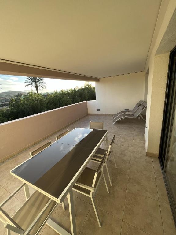 Posedenie v ubytovaní Apartamento Lujo A1 Golf Resort, Valle del este