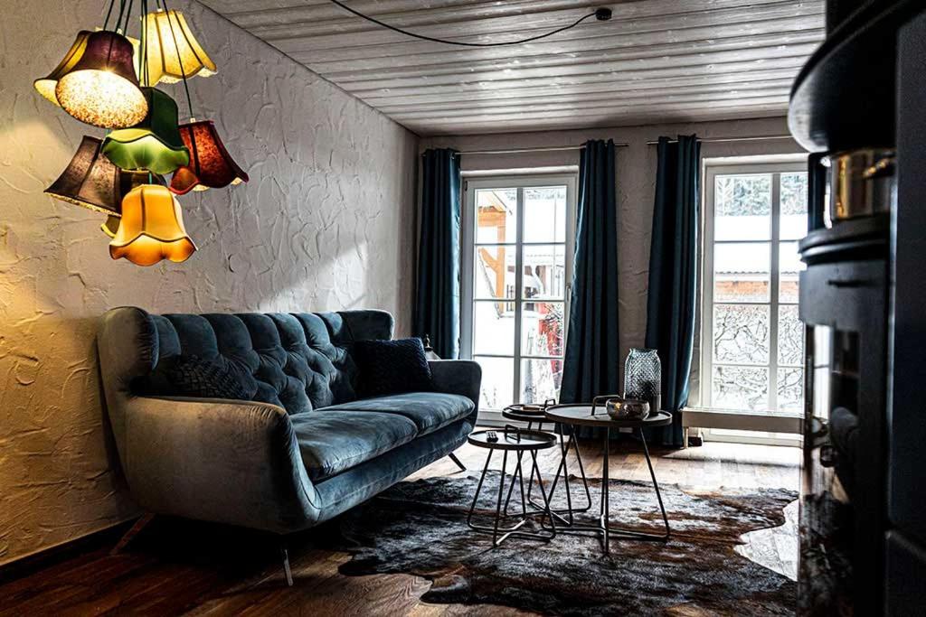 ein Wohnzimmer mit einem Sofa und einem Tisch in der Unterkunft Säntisblick in Oberstaufen