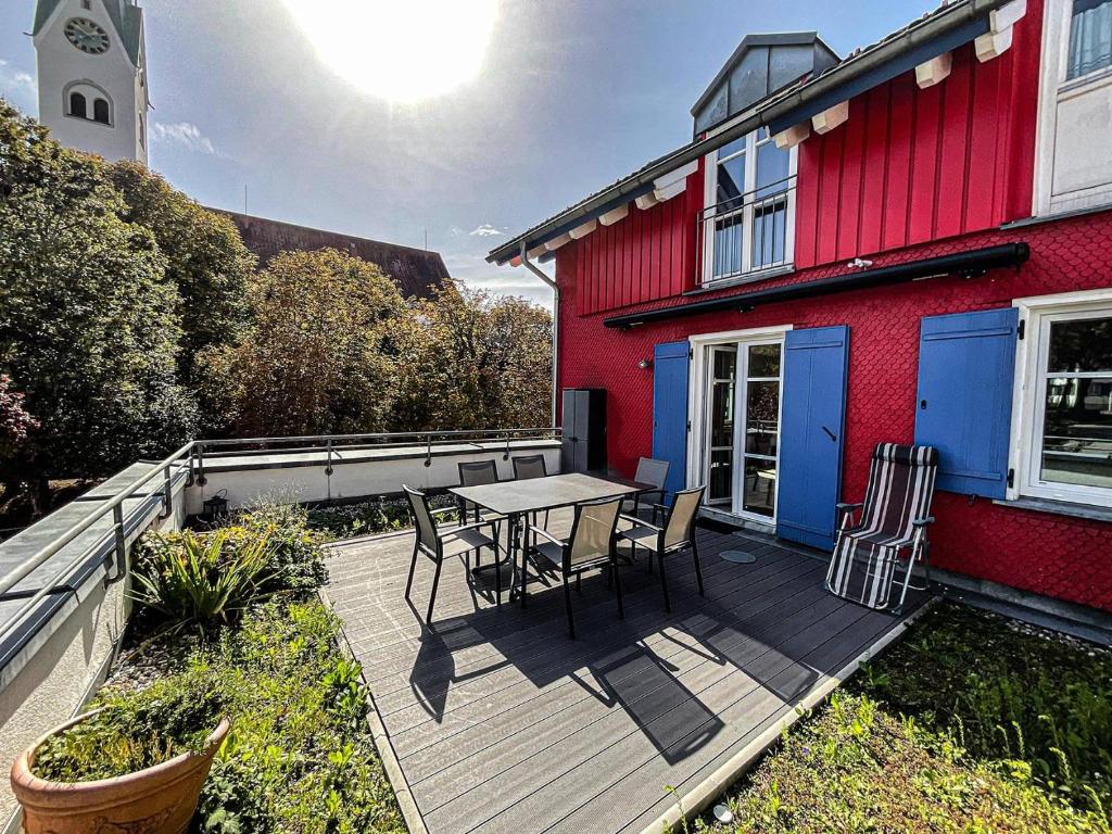 una terraza con mesa y sillas en una casa en Allgäu-Idyll, en Weiler-Simmerberg