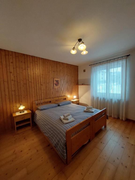 Łóżko lub łóżka w pokoju w obiekcie Agritur Widmann