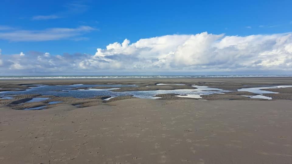 a beach with water and sand and a cloudy sky at Le Metz, Duplex, 2 Chambres in Le Touquet-Paris-Plage