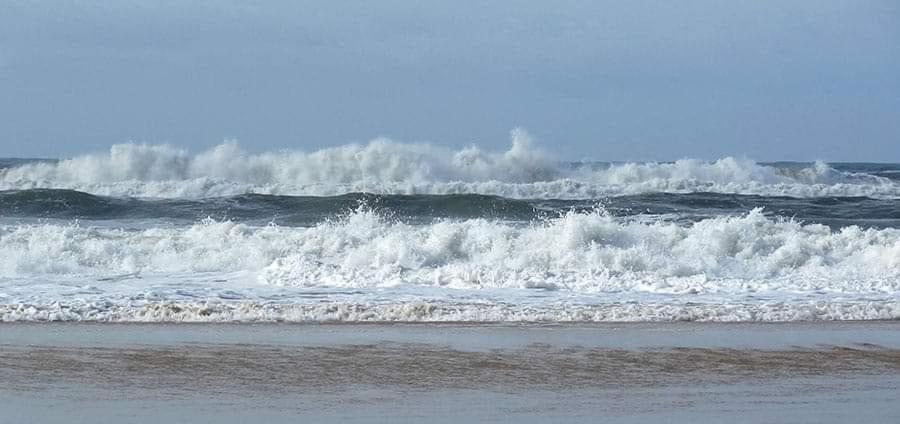 a group of breaking waves in the ocean at Le Metz, Duplex, 2 Chambres in Le Touquet-Paris-Plage