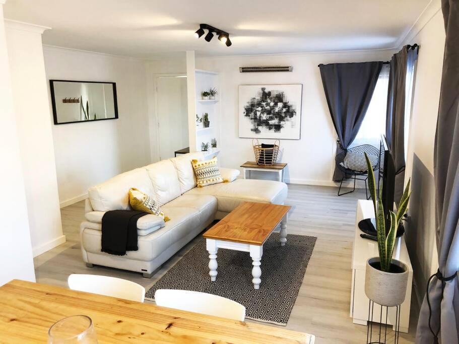 sala de estar con sofá y mesa en Few Steps Into Town - Corner House en Geraldton