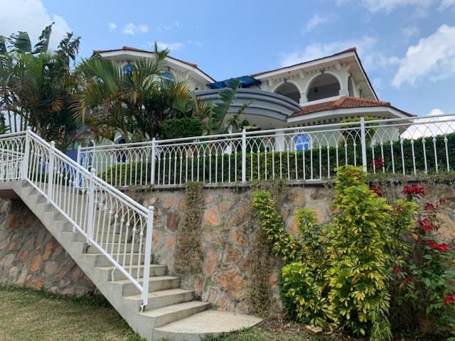 dom ze schodami przed budynkiem w obiekcie Ishuro Villas w mieście Rukungiri
