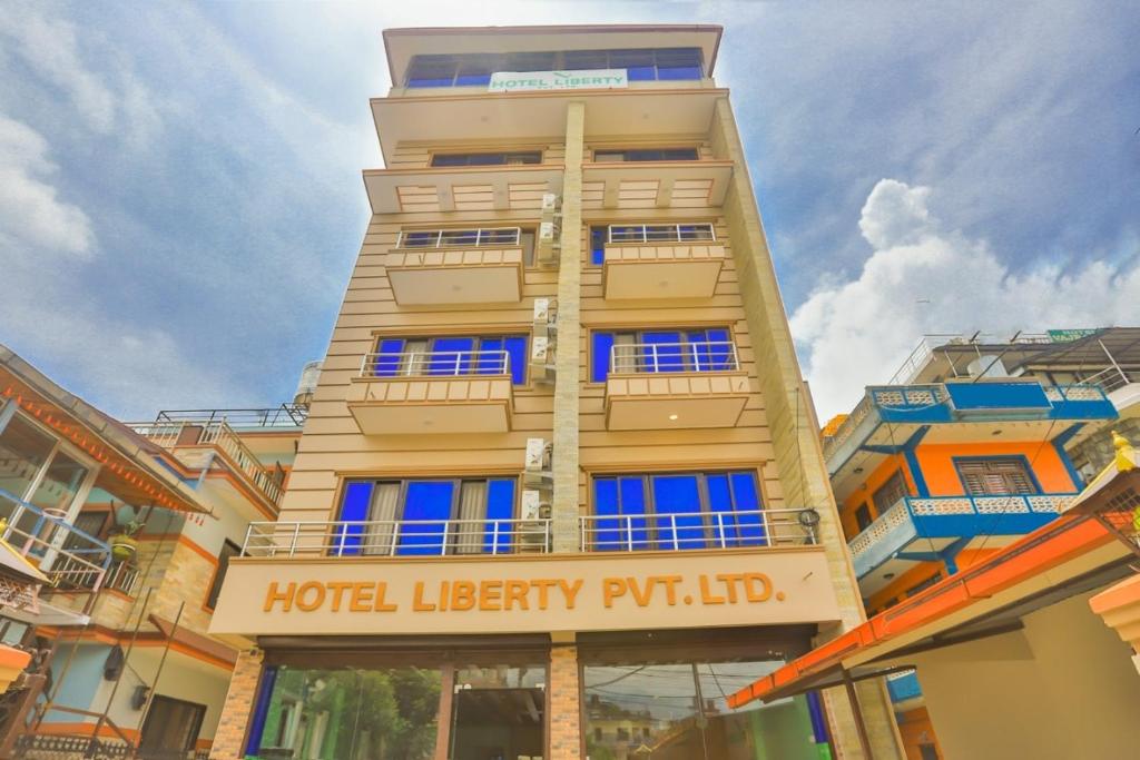 ein Gebäude mit einem Freiheitsphilti auf dem Hotel in der Unterkunft Hotel Liberty Pokhara in Pokhara