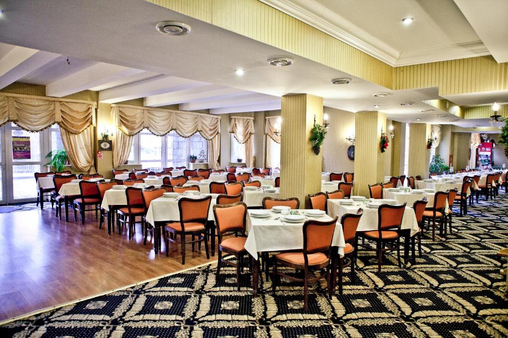 Reštaurácia alebo iné gastronomické zariadenie v ubytovaní St Lukas Medical & SPA