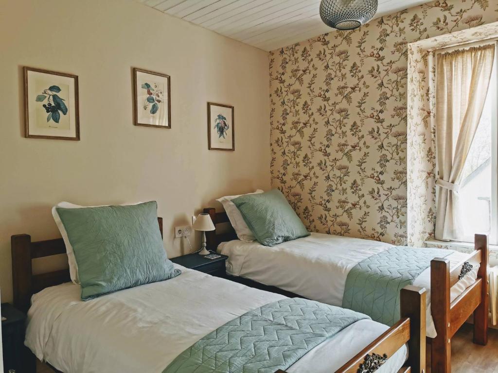 Postel nebo postele na pokoji v ubytování ‘Les Portes Bleues’ Chambres d’hôtes