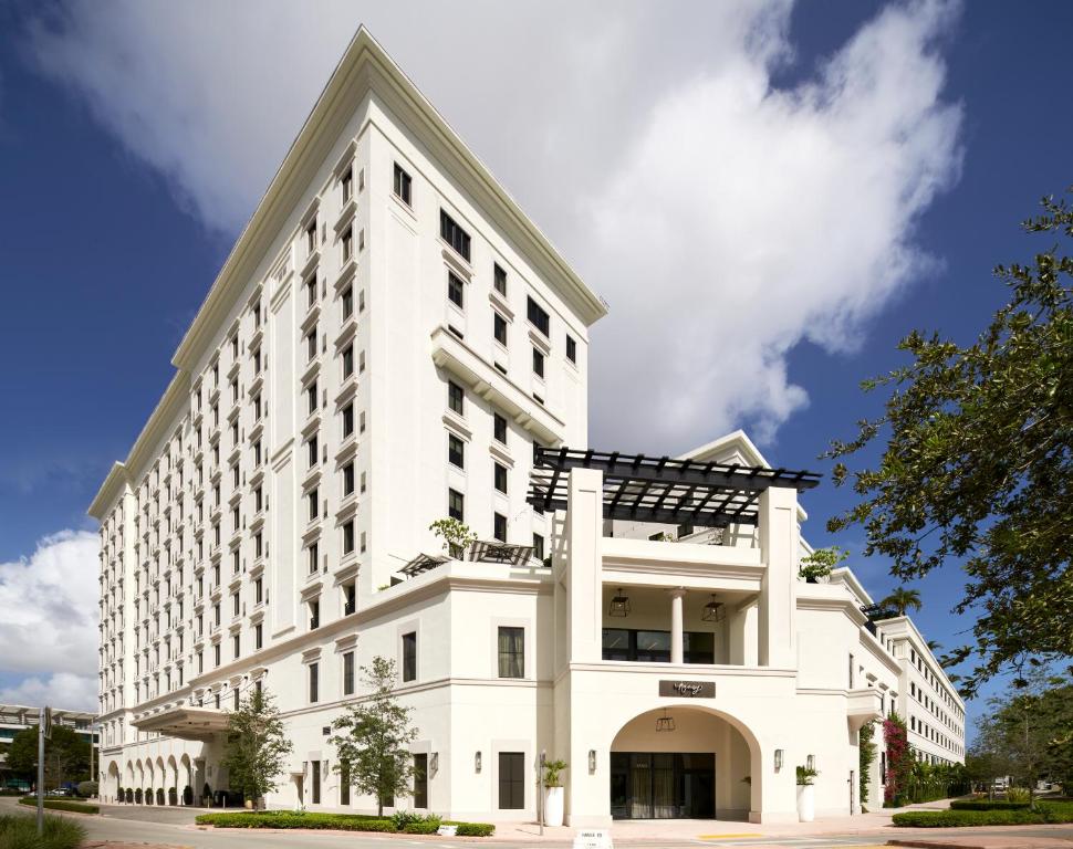 un gran edificio blanco con cielo en THesis Hotel Miami, en Miami